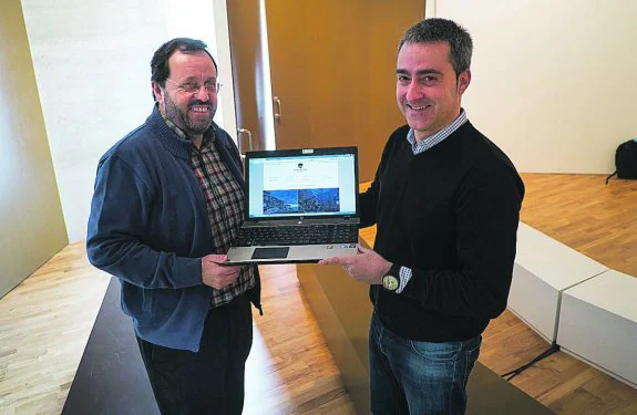 El concejal Txomin Sagarzazu y Josema Casares, de la empresa que ha creado la web.