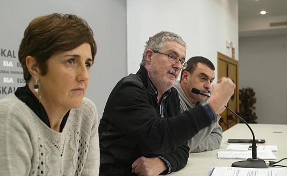 Amaia Aierbe, Adolfo Txiki Muñoz y Joseba Villarreal, durante la comparecencia que protagonizaron ayer.