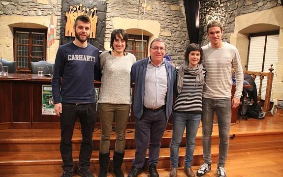 Eñaut Fernandez, Nerea Abancens, Maitane Toledo eta Jon Ansotegi, Joxe Migel Lopez moderatzailearekin, udal areto nagusian. 