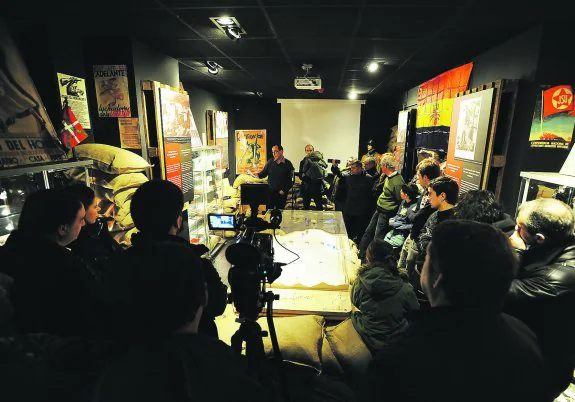 La sala está cargada de elementos en una instalación que quiere situar al visitante en el ambiente cerrado de la trinchera.