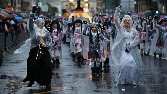 Las comparsas animan el centro de San Sebastián. 