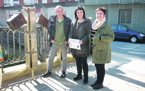 Presentación de conclusiones. Torrea, Agirregabiria con el informe y Biurrun ayer, en Antxo. 