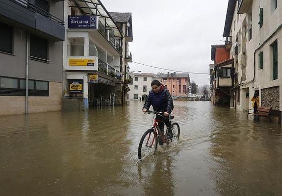 El agua inunda calles en Ergobia.