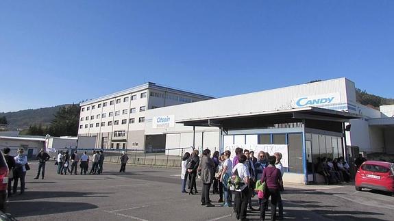 Trabajadores de Candy, concentrados en la puerta de la empresa.