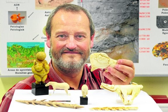 El arqueólogo Álvaro Arrizabalaga, con réplicas de arte mueble prehistórico.