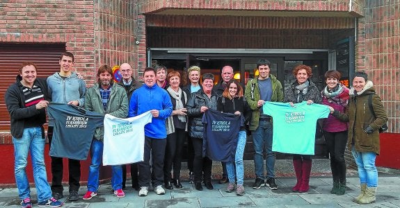 Gran participación. Miembros de Atzegi y las distintas entidades locales, tras la reunión celebrada esta semana para cerrar todos los detalles.