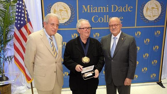 Juan Mari Arzak  posa junto al alcalde de Miami, Tomas Regalado, y el doctor Eduardo Padron, residente del Miami Dade College 