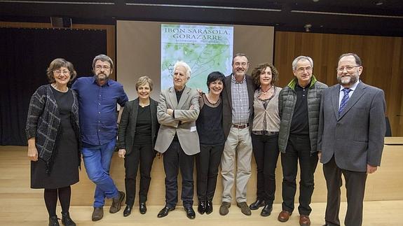 Ibon Sarasola zenbait lankide eta lagunekin. 