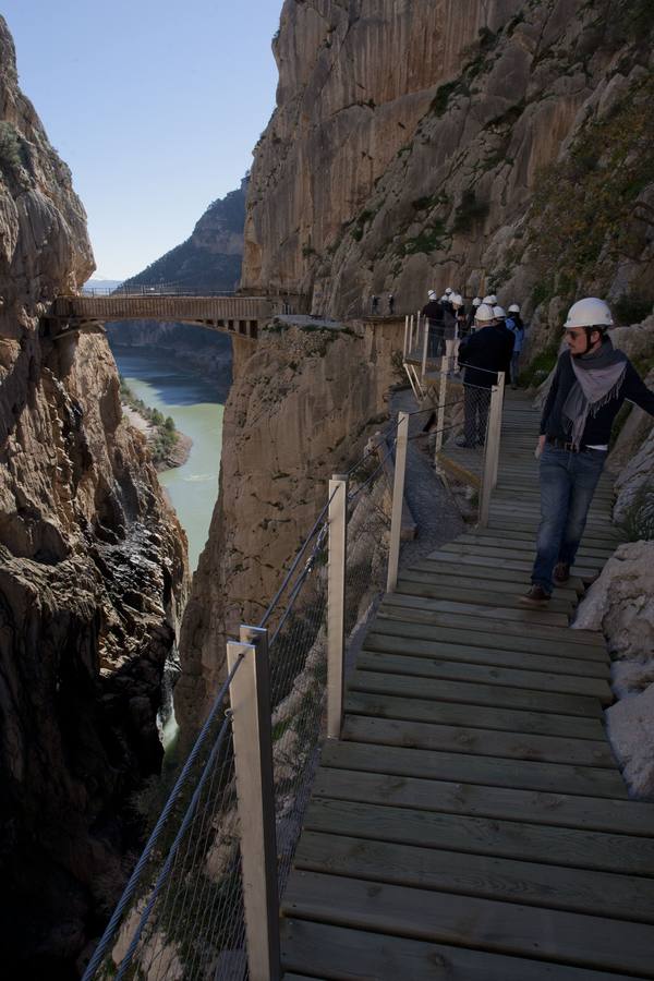 Vista de una de las pasarelas del Caminito del Rey con un puente al fondo.