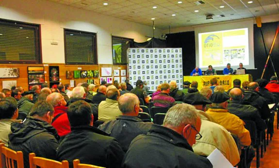 Los socios atienden las explicaciones de la directiva en la asamblea del viernes en kultur etxea.