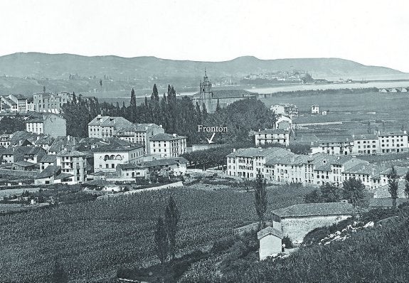 Plaza del Juego de la Pelota. Imagen en la que se aprecia la pared del antiguo frontón de la plaza Urdanibia. 
