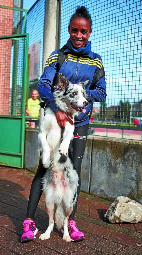 Trihas Gebre aparece con su perro Ipar antes de iniciar su entrenamiento en el Miniestadio.