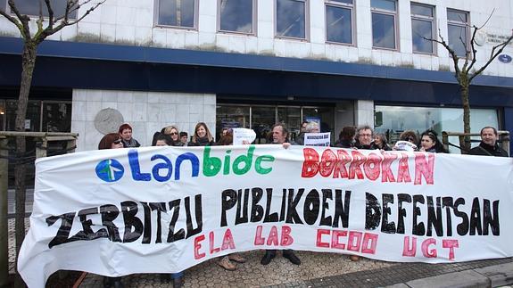 Protesta de los trabajadores de Lanbide frente a la sede del Gobierno Vasco en Donostia.