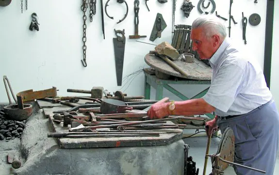 Herrero forja herramientas tradicionales