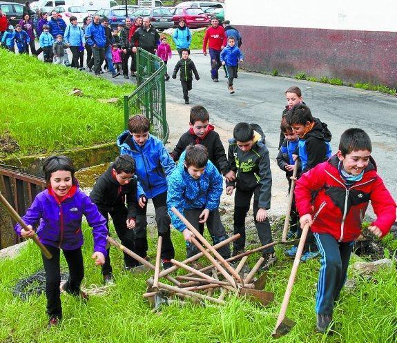 Unos niños participan en la iniciativa.