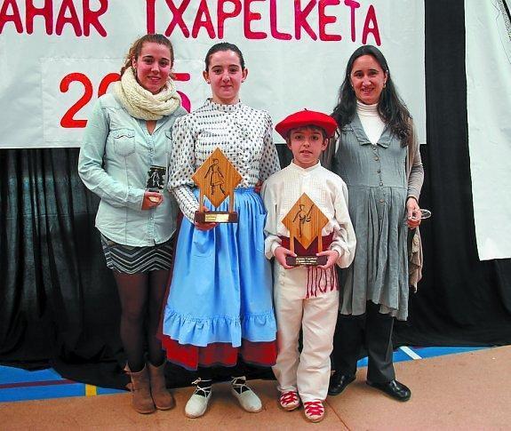 Nora Fraile eta Mattin Etxebeste dantzariak Idoia Berasarte eta Lorena Zalakain dantza irakasleekin. 