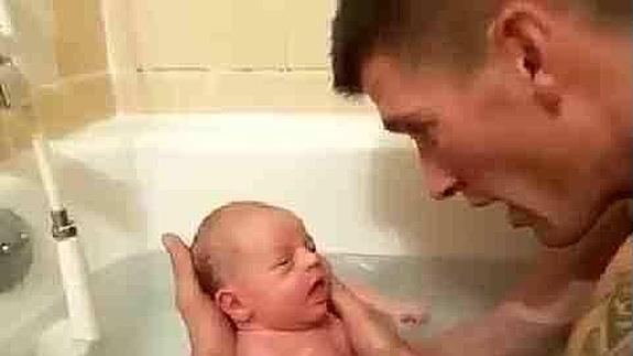 El padre con su bebé en la bañera.