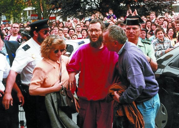 José Antonio Ortega Lara, acompañado por su mujer, Domitila Díez, a su llegada a Burgos tras ser liberado por la Guardia Civil el 1 de julio de 1997.