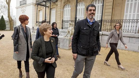 Eneko Goia, junto a Miren Azkarate.