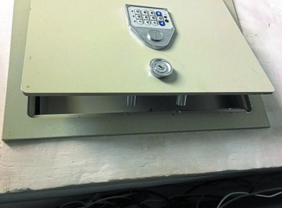 Una de las cajas fuertes reventadas.