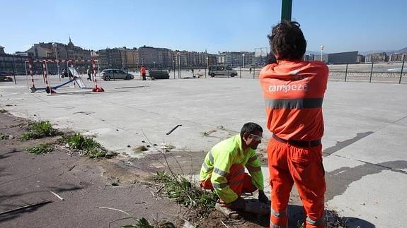 Operarios desmontan las instalaciones deportivas en Sagües. 