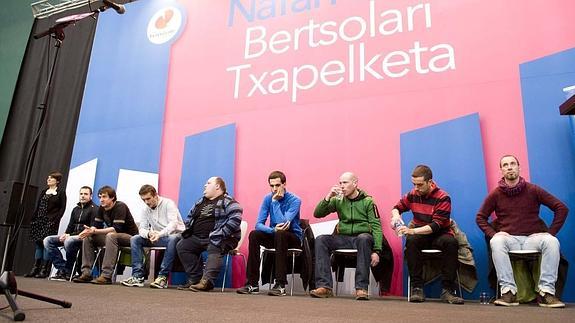 Finaleko zortzi bertsolariak lanari ekiteko prest. Urdinez, pentsakor, azkenean txapela jantziko zuen Julio Soto.