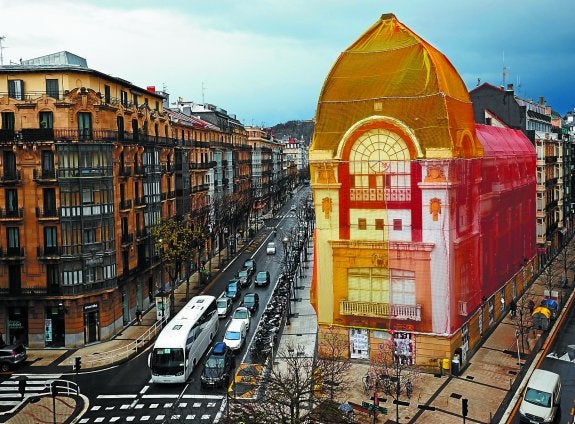 Vista de la fachada principal del teatro Bellas Artes de Donostia.