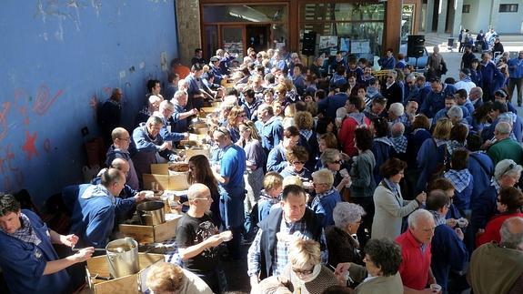 Degustación de sopa de pulpo en las fiestas de San Telmo, de Zumaia. 