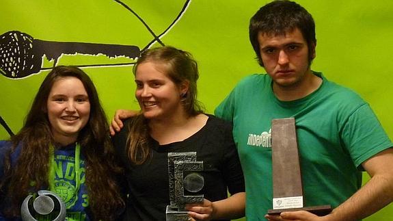 Eñaut Martikorena irabazlea, ondoan beste bi saridunak ditueka, Eneritz Artetxe eta Gemma Urteaga.