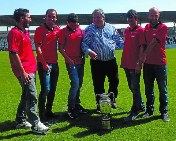 El presidente y los capitanes, con la Copa de Aficionados que ganaron en 1987 al Trintxerpe. 