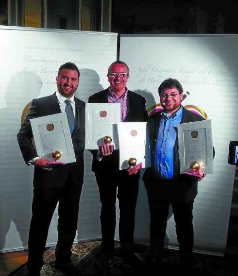 Bereziartua y Astarbe en el momento de recibir los premios.