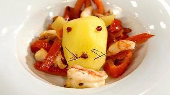 El 'león come gamba': una patata cocida con gazpacho de fresa y tomate. 