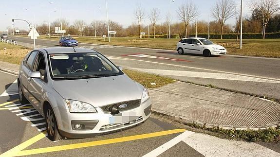 El radar de la Policía Local de Vitoria estacionado en una de las zonas señalizadas para su cometido.