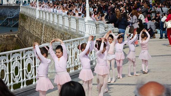 Exhibición de barra clásica en la barandilla de la Concha. 