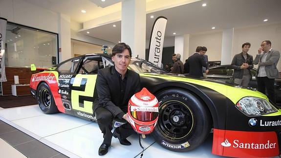 Ander Vilariño posa con el #2TFT Banco de Santander, ayer en el acto de presentación en la casa BMW.