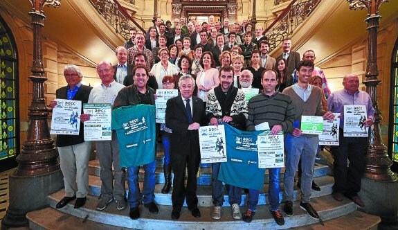 Organizadores y caras conocidas de la sociedad guipuzcoana posan en la escalinata del Ayuntamiento de San Sebastián.