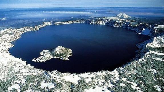 Vista aérea del Crater Lake, con la isla Wizard en primer plano