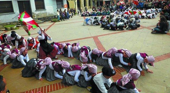 Gaztetxoek dantzaz alaitu zuten herria