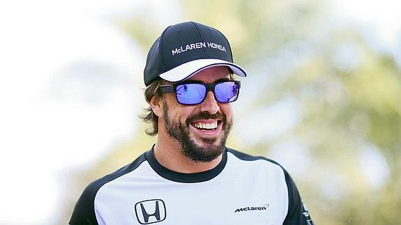 Fernando Alonso, sonriente en el Gran Premio de Barhein. 