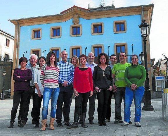Nerea Villa rodeada de sus compañeros de candidatura.