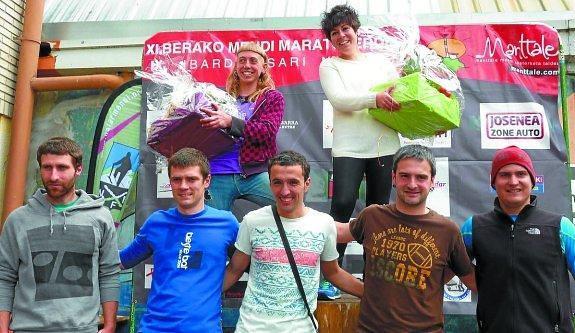 Las locales Andrea y Aitziber, que concluyeron el Medio Maratón, fueron agasajadas. 
