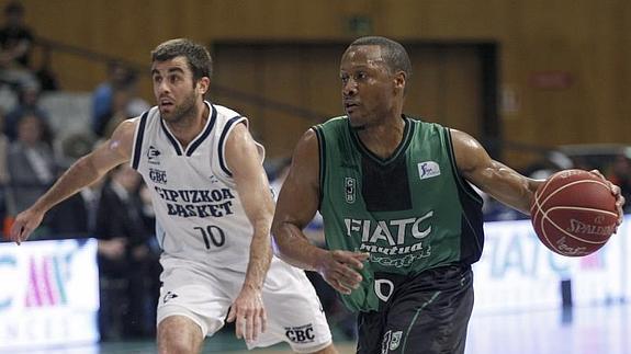 Jordan persigue a Demond Mallet. 