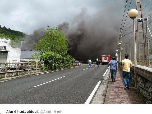 El incendio ha provocado una importante humareda en la zona.