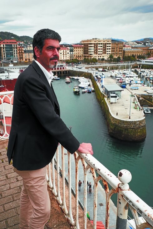 El candidato del PNV a la Alcaldía de Donostia, Eneko Goia, frente al Muelle, su rincón favorito de la ciudad.