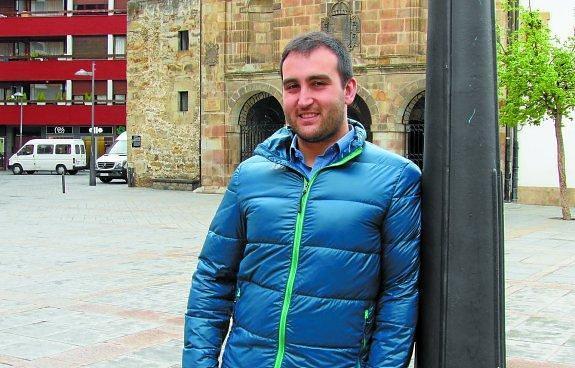 El candidato a alcalde por el Partido Popular, Javier Otero, retratado durante una reciente visita a Arrasate.