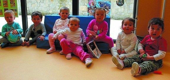 Zazpi txikitxo hauek dira une honetan Ezkio-Itsasoko haurreskolako erabiltzaileak, baina hogei lagunendako tokia dago. 