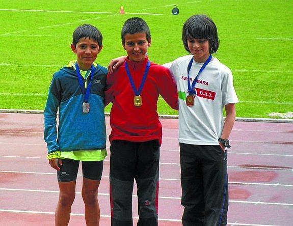 Aitor Elola Plazaola con su medalla y el resto de los clasificados.