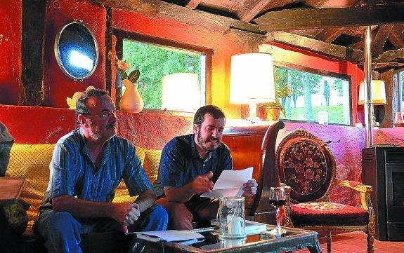 Salaburu en la presentación de su último libro, a la izquierda, con el escritor Hasier Larretxea. 