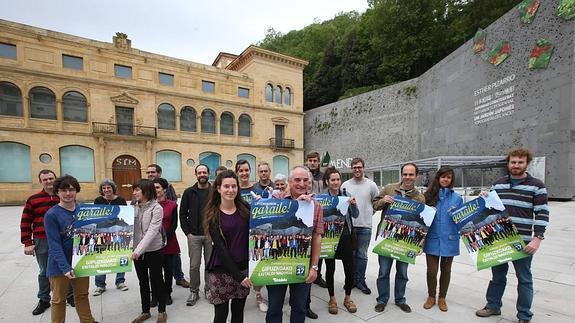 Los candidatos de EH Bildu en la donostiarra plaza de Zuloaga.