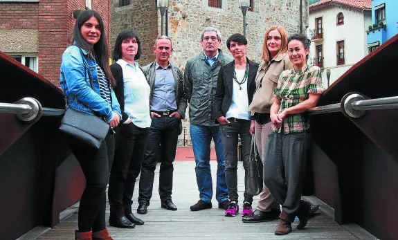 Maier Gurrutxaga, su familia, representantes del Ayuntamiento de Elgoibar y Lorea Pérez de Albéniz. 